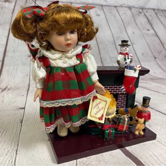CLASSIC TREASURES Christmas collectible porcelain doll with fireplace and toys - Picture 3 of 7